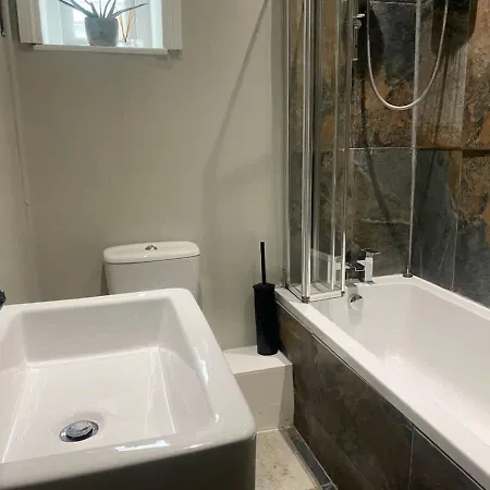 Charming And Stylish Redland One Bedroom